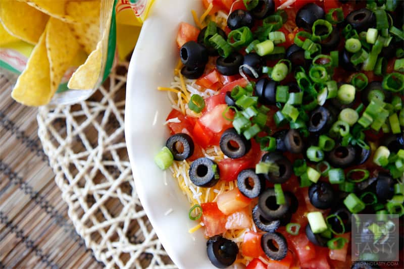 Seven Layer Dip // Perfect for parties, tail-gaiting, football season, or other various get togethers. Seven Layer Dip is an all-around tasty dip everyone loves! | Tried and Tasty