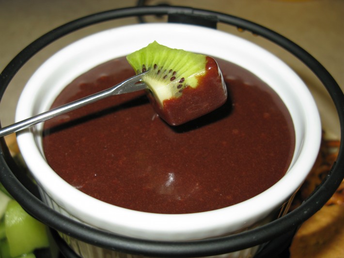 S'Mores Fondue S'mores Fondue // If you like s'mores, then you will love this fondue. It's everything about s'mores in melted chocolate form and more delicious than you could even imagine! | Tried and Tasty