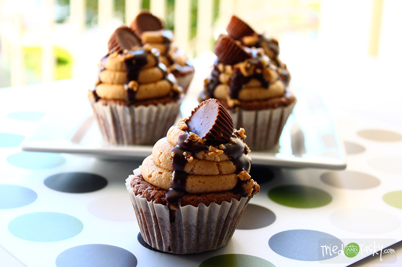 Brownie Buckeye Cupcakes Brownie Buckeye Cupcakes // If you love brownies and peanut butter, then this cupcake is for you! | Tried and Tasty