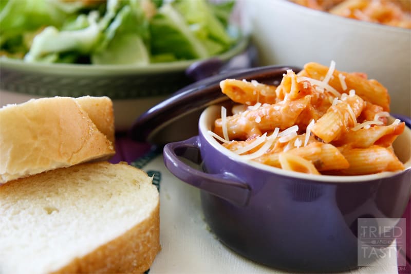 5-Ingredient Two-Timin Pasta Bake // An easy pasta dish that will please anyone! It's the perfect combination of Alfredo and marinara coated pasta brought together with everyone's favorite: cheese! | Tried and Tasty