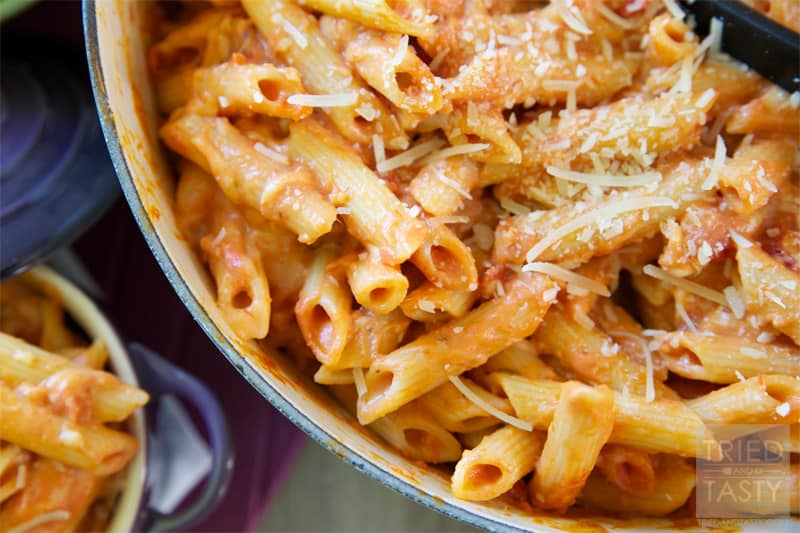 5-Ingredient Two-Timin Pasta Bake // An easy pasta dish that will please anyone! It's the perfect combination of Alfredo and marinara coated pasta brought together with everyone's favorite: cheese! | Tried and Tasty