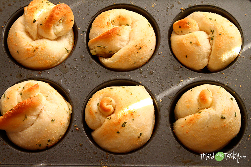 Cheesy Jalapeno Knots Cheesy Jalapeno Knots // These Cheesy Jalapeno Knots will wow a crowd. Trust me. As always, if you make them, come back and tell me what you think! I guarantee you won't be disappointed! | Tried and Tasty
