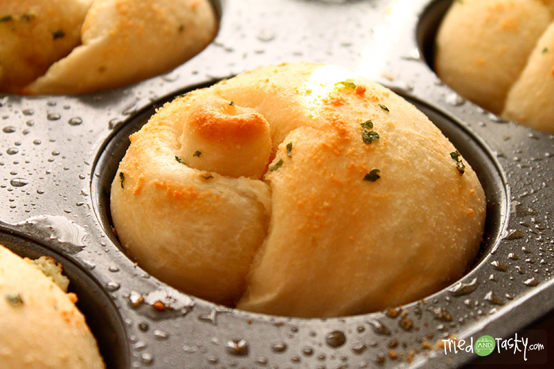 Cheesy Jalapeno Knots Cheesy Jalapeno Knots // These Cheesy Jalapeno Knots will wow a crowd. Trust me. As always, if you make them, come back and tell me what you think! I guarantee you won't be disappointed! | Tried and Tasty