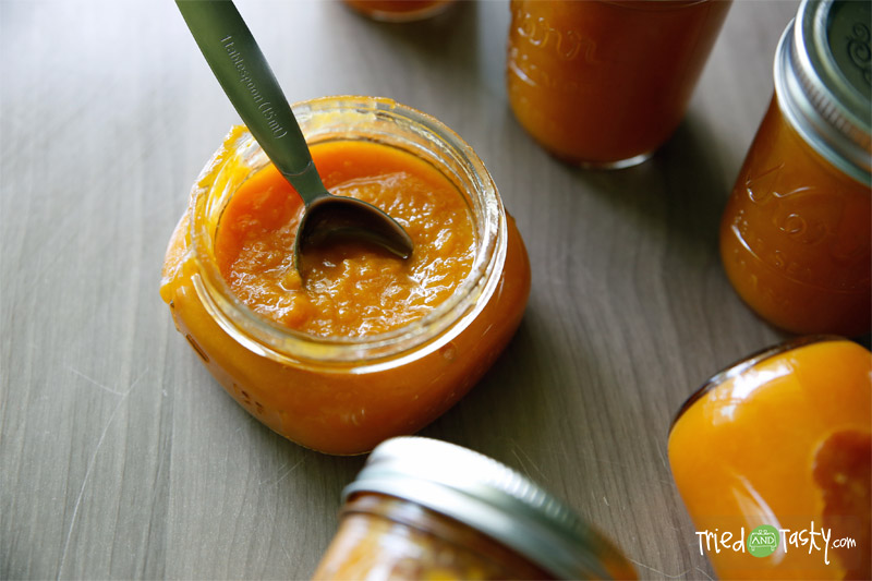 Honey-Sweetened Peach Jam // This recipe is sweetened with honey instead of white sugar. Healthier and still so tasty! | Tried and Tasty