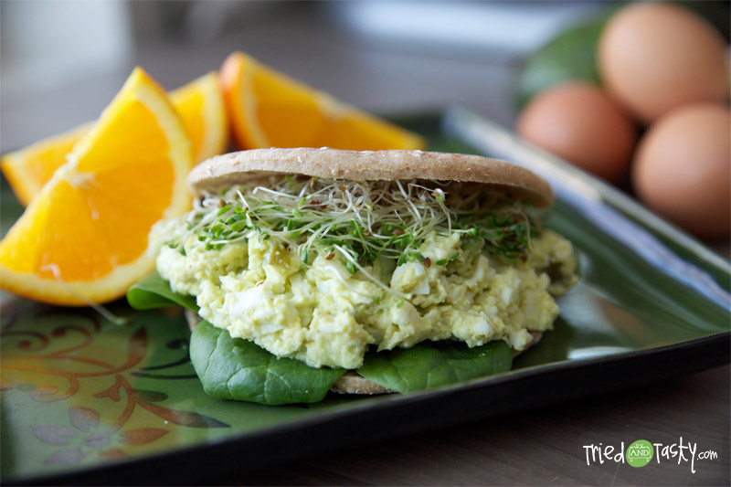 Healthy Avocado & Egg Sandwiches // Not only is this healthy, but it's also FILLING! A nice twist on the classic egg salad! | Tried and Tasty