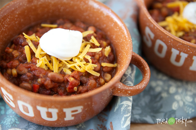 Slow Cooker Vegetarian Chili // A delicious & heart chili that is perfect for any vegetarian, or even those who don't mind meat either! | Tried and Tasty