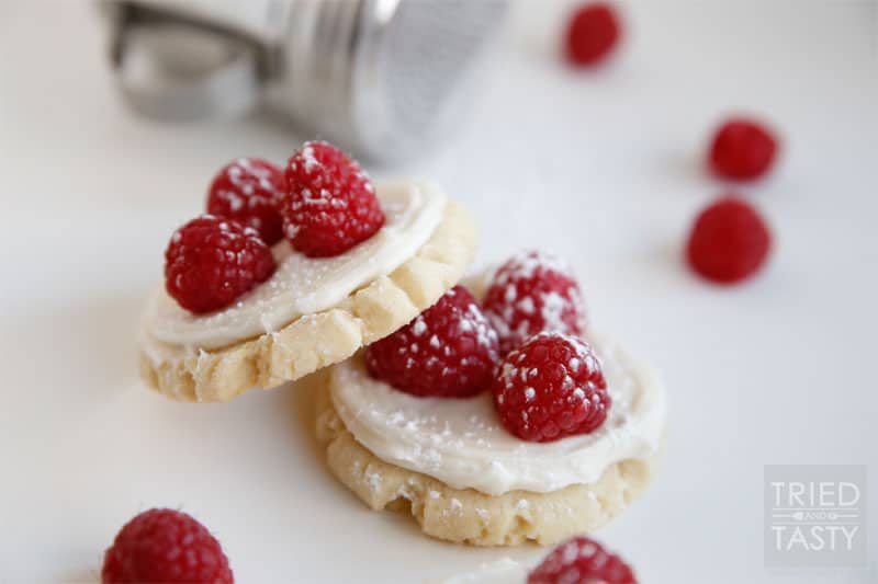 Raspberry Sugar Cookie Tart // A delicious sugar cookie topped with a layer of cream cheese frosting, a few raspberries and lightly dusted with powdered sugar. | Tried and Tasty