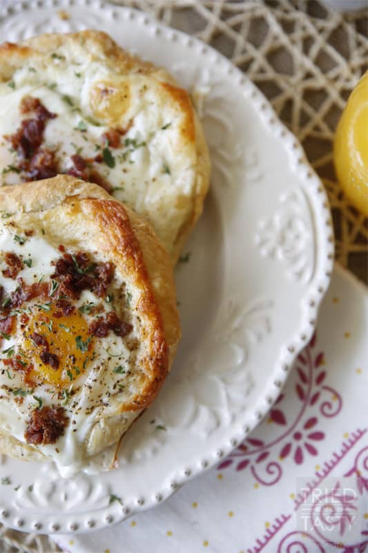 Quick & Easy Bacon, Egg & Cheese Tart // A deliciously rich breakfast that is ready in less than 30 minutes. Perfect for Sunday mornings or special occasions. | Tried and Tasty