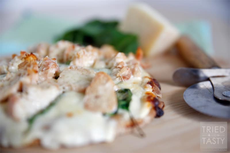 Chicken & Spinach Pita Pizza // I love Personal Pita Pizzas. They are my go-to when I’m in a hurry and also great when I’m having a hard time figuring out what to eat. | Tried and Tasty