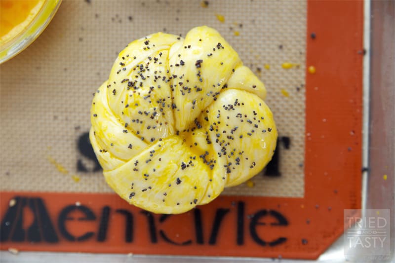 Easy Poppyseed Kaiser Hamburger Buns // Tried and Tasty