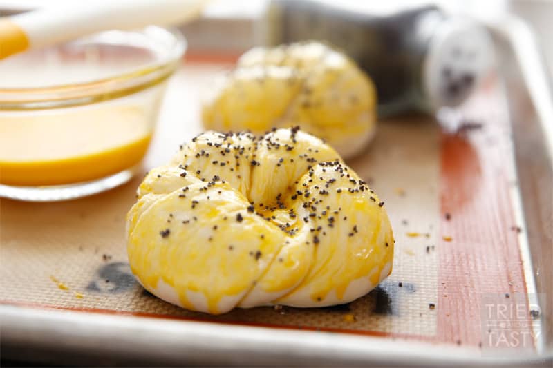Easy Poppyseed Kaiser Hamburger Buns // Tried and Tasty