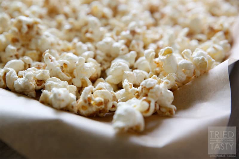 Healthy Caramel Popcorn // Who says you can't have a delicious healthy treat? You can! This Healthy Caramel Popcorn will curb your sweet tooth with just the right amount of sweetness. Enjoy this during your next movie! | Tried and Tasty