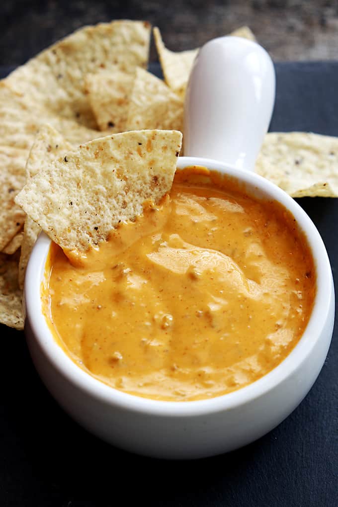 Slow Cooker Chilis Queso // Creme de la Crumb