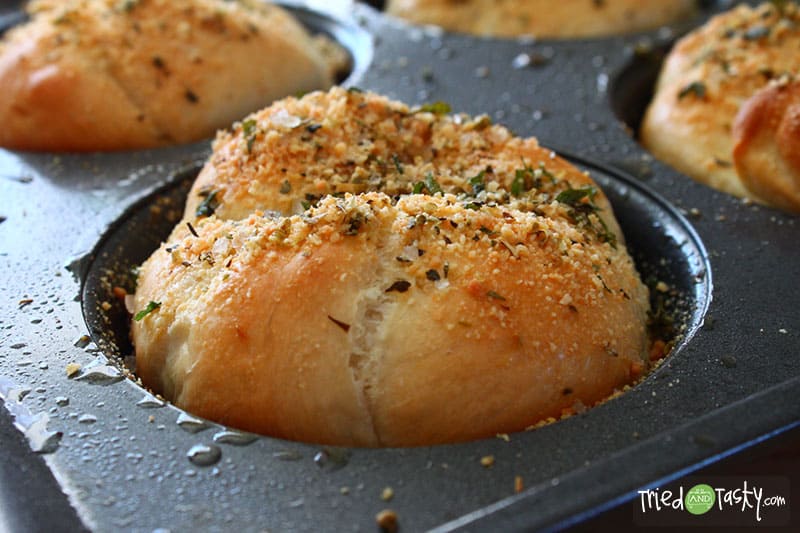 Rhodes Garlic Knots // Knot your ordinary dinner roll, Parmesan Cheese Knots are deliciously different! | Tried and Tasty