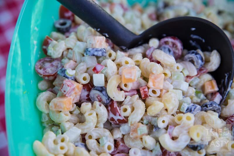 Summer Macaroni Salad // Hosting a party or summer BBQ? Whip together this quick & easy macaroni salad to pair with all the hot dogs, hamburgers, fruit salad and more! Ready in no time, this will be the perfect addition to your feast. | Tried and Tasty