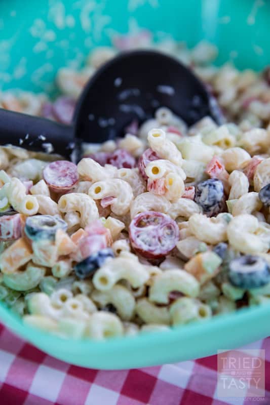 Summer Macaroni Salad // Hosting a party or summer BBQ? Whip together this quick & easy macaroni salad to pair with all the hot dogs, hamburgers, fruit salad and more! Ready in no time, this will be the perfect addition to your feast. | Tried and Tasty