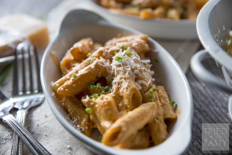 Pumpkin Pasta Alfredo // You've had the sweet pumpkin recipes but have you had the savory? This pasta alfredo will surprise your tastebuds. A refreshing twist to shake things up this fall season! | Tried and Tasty