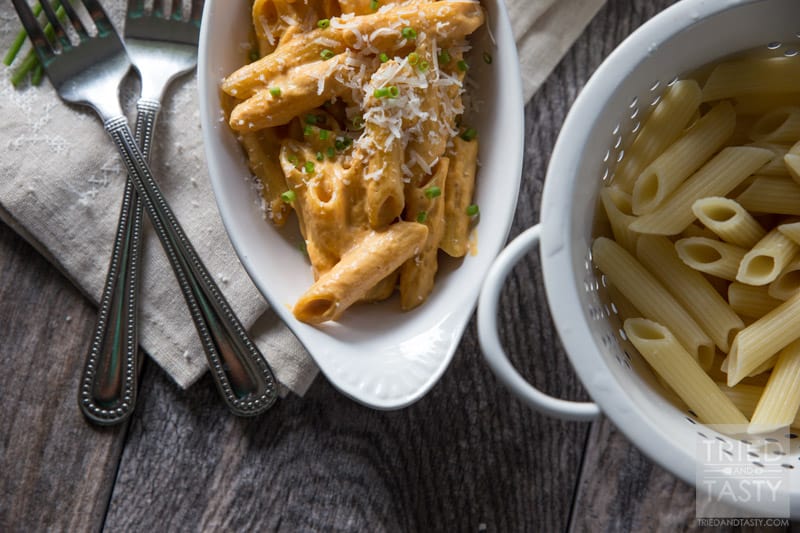 Pumpkin Pasta Alfredo // You've had the sweet pumpkin recipes but have you had the savory? This pasta alfredo will surprise your tastebuds. A refreshing twist to shake things up this fall season! | Tried and Tasty