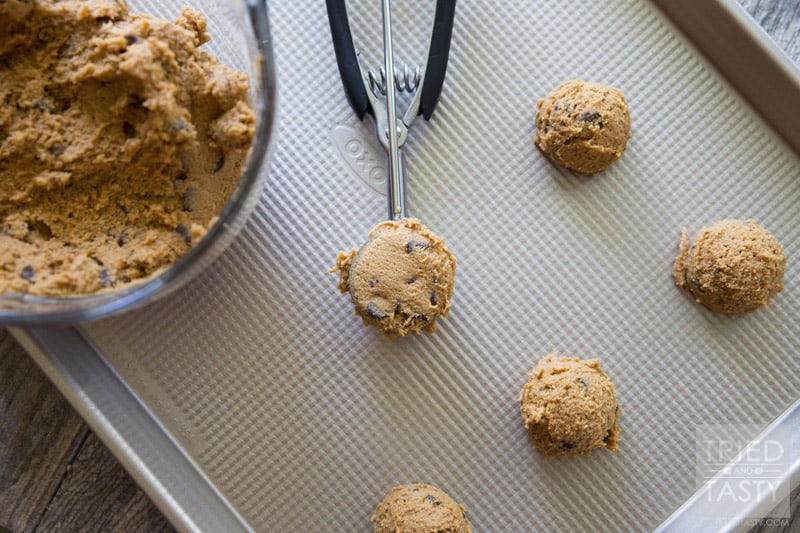 Whole Wheat Pumpkin Chocolate Chip Cookies // These cookies are phenomenal! They are made with whole wheat flour and have just enough pumpkin to make them perfect for Halloween or Thanksgiving. Nothing screams fall like pumpkin chocolate chip cookies, and these happen to be a little bit healthier for you! | Tried and Tasty