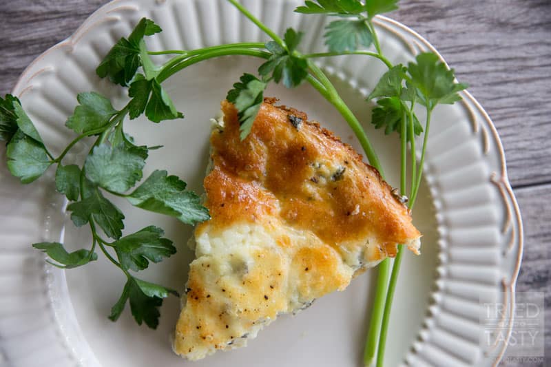 Spinach Artichoke Jalapeno Breakfast Pie // Some of your favorite flavors have all been combined into one in this delicious breakfast pie. Spinach, artichoke AND jalapeno are the staples for this delicious meal special enough for a holiday brunch but easy enough for breakfast anytime! | Tried and Tasty