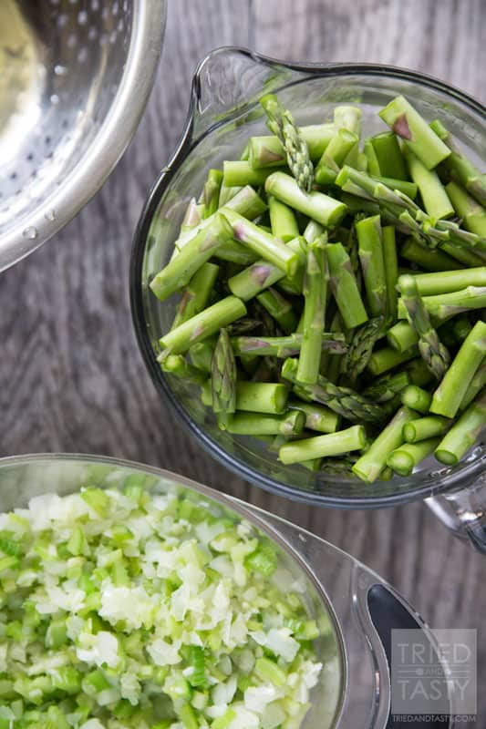 Turkey & Asparagus Stir Fry / Want a healthy & hearty dinner idea the whole family will love? This is this twist on traditional stir fry will have your family begging for seconds. Chock full of delicious veggies, serve over rice for an extra tasty meal! | Tried and Tasty