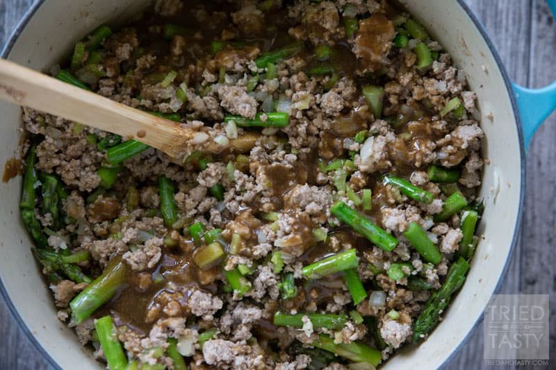 Turkey & Asparagus Stir Fry / Want a healthy & hearty dinner idea the whole family will love? This is this twist on traditional stir fry will have your family begging for seconds. Chock full of delicious veggies, serve over rice for an extra tasty meal! | Tried and Tasty