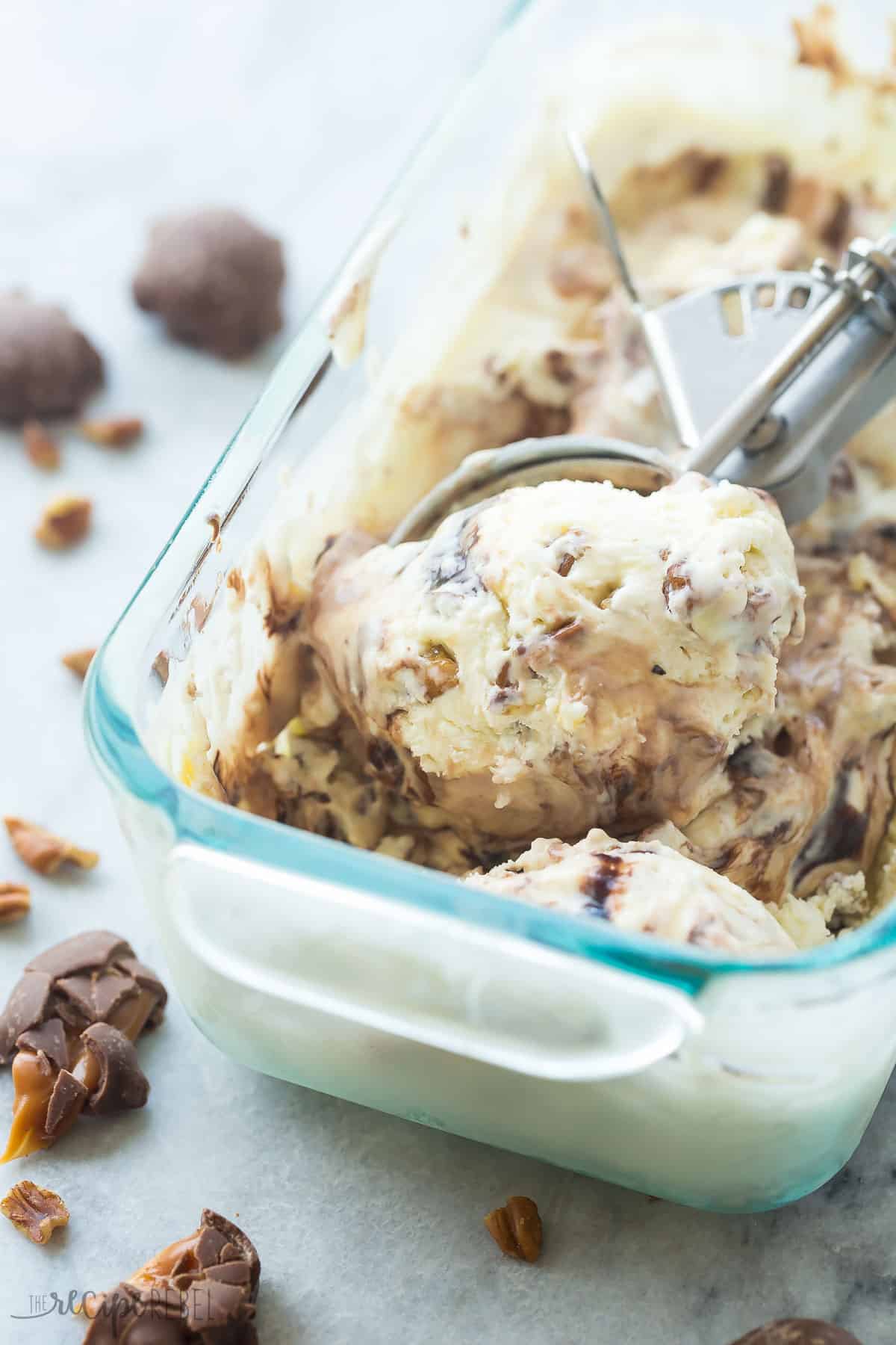 no-churn-turtle-ice-cream-www.thereciperebel.com (6 of 8)
