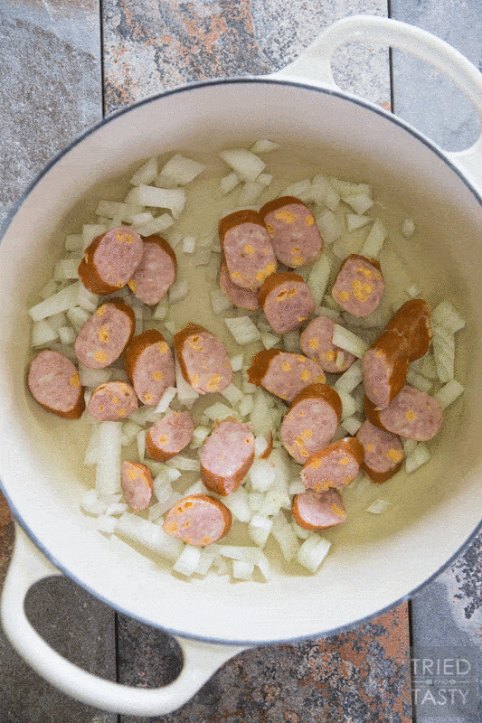 Two-Timin' Tortellini and Sausage // This simple one pot meal is perfect any night of the week. Ready in 30 minutes, tasty enough for the whole family, and with the addition of sausage it's a hearty filling dinner you'll love! | Tried and Tasty