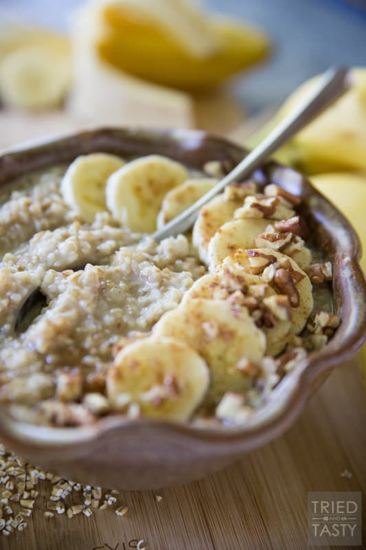 Banana Cream Pie Oatmeal // This healthy oatmeal will make you think you're having dessert for breakfast. Made with simple wholesome ingredients, you'll love this for weekend brunch, holiday breakfast, or any morning in between! | Tried and Tasty