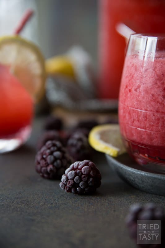 Blackberry Vanilla Lemon Spritzer | This refreshing and delicious blackberry spritzer is fizzy, tart, and sweet all at once! | Tried and Tasty