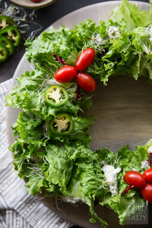 Spinach and Artichoke Lettuce Wraps Wreath // You're less than five ingredients away from a beautiful & healthy holiday appetizer! You'll fall in love at first 'crunch' completely guilt free! | Tried and Tasty